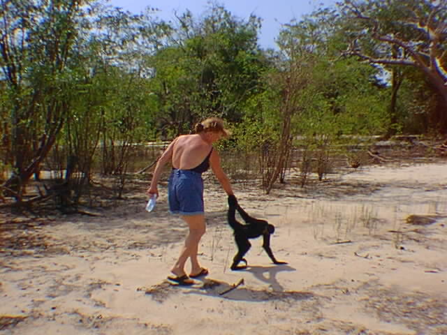 minha m�e de m�os dadas com a macaca