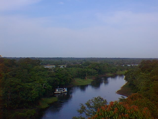 barco no amazonas