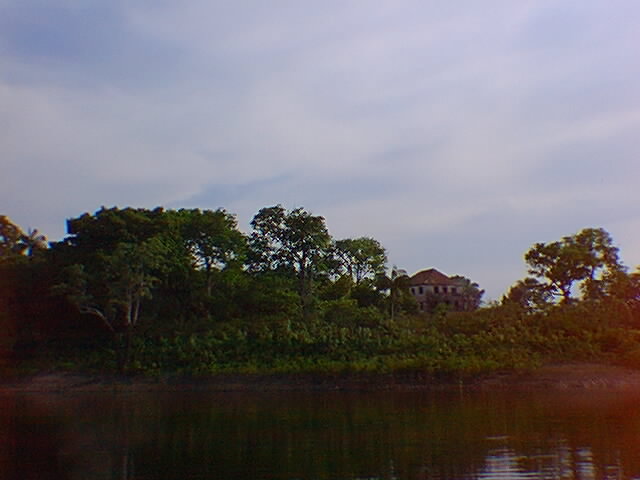 casa abandonada no meio do nada